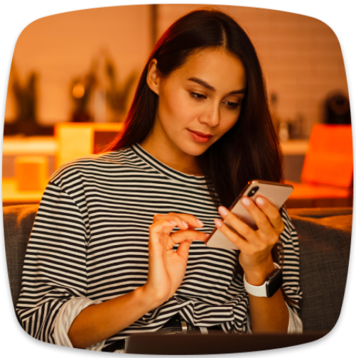 Mujer joven usando su celular en un café